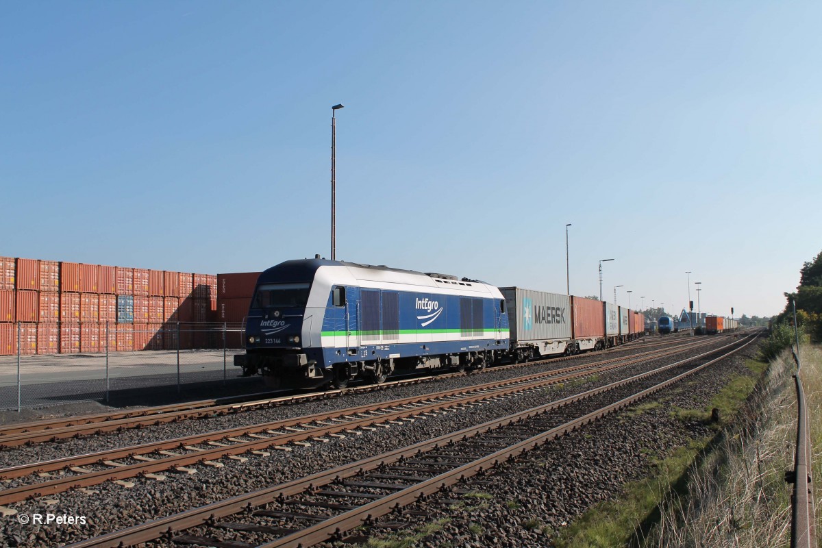 223 144 rangiert mit Containerzug in Wiesau. 24.09.13