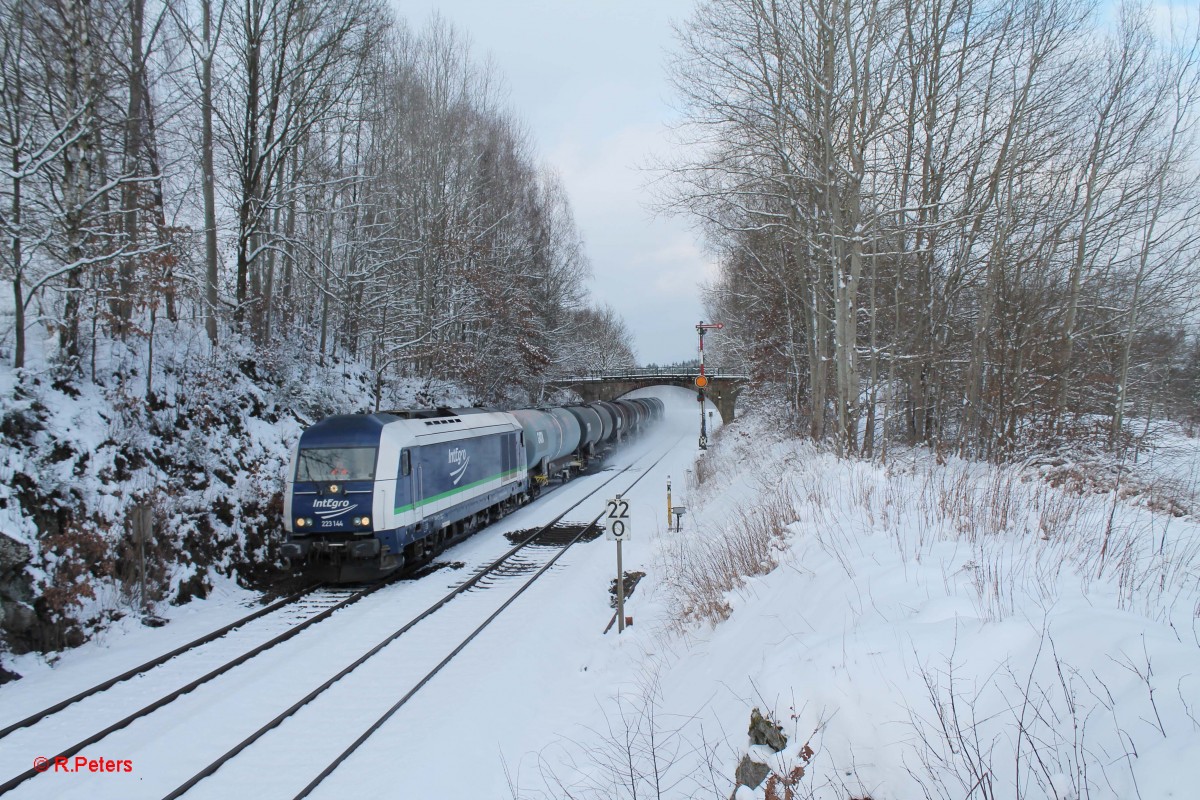 223 144 verlässt Reuth bei Erbendorf mit dem Hauer Kesselzug Großkorbetha - Weiden. 01.02.15