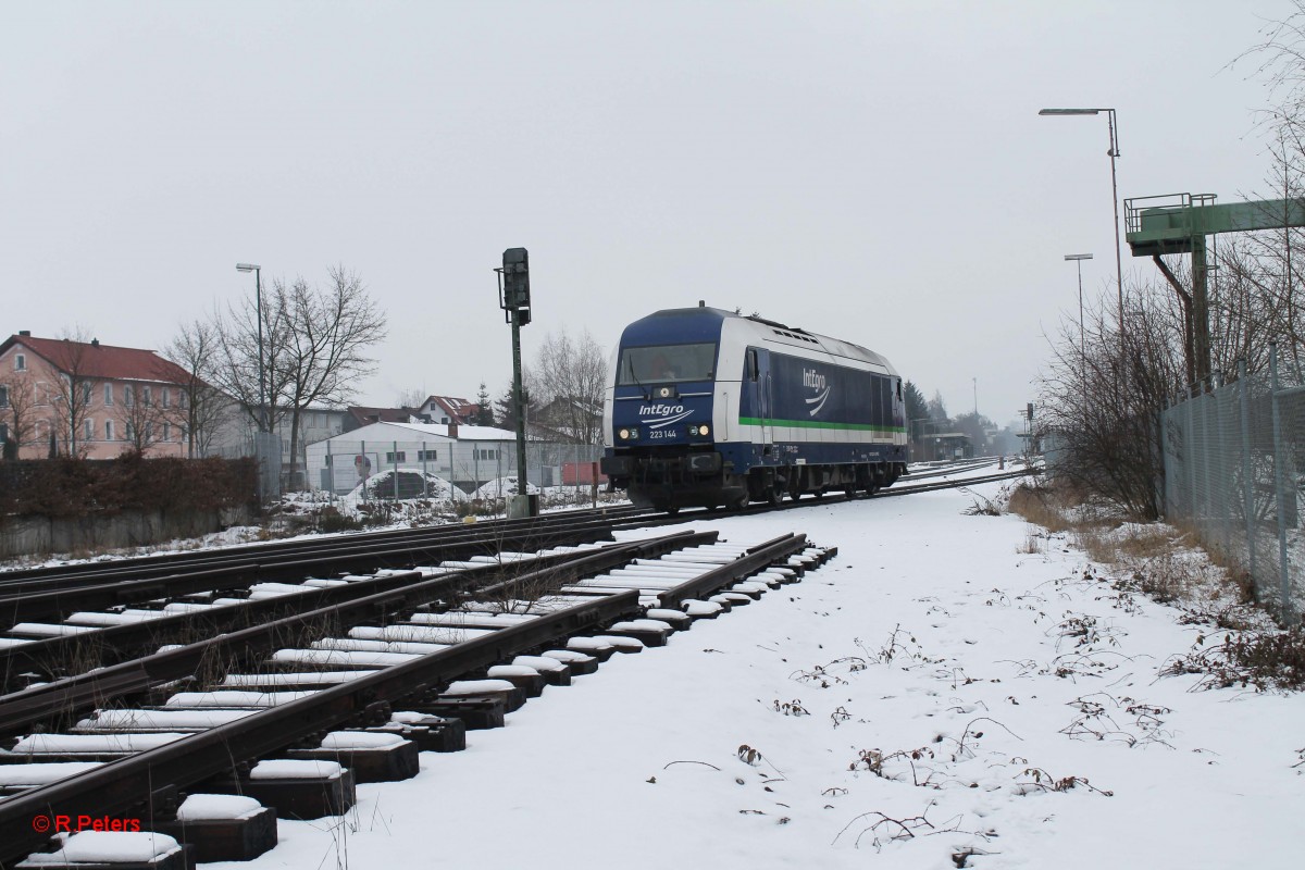 223 144 verlässt Wiesau in Richtung Nürnberg nach dem sie ein Holzzug nach Wiesau gebracht hatte.02.02.14