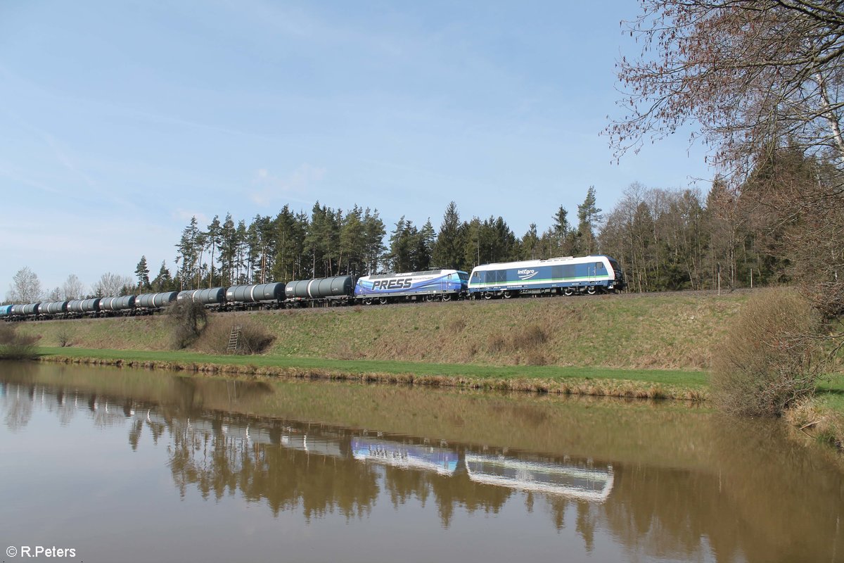 223 152 Integro und PRESS 140 030 mit einem Kesselzug von Weiden nach Hof bei Oberteich. 24.04.21