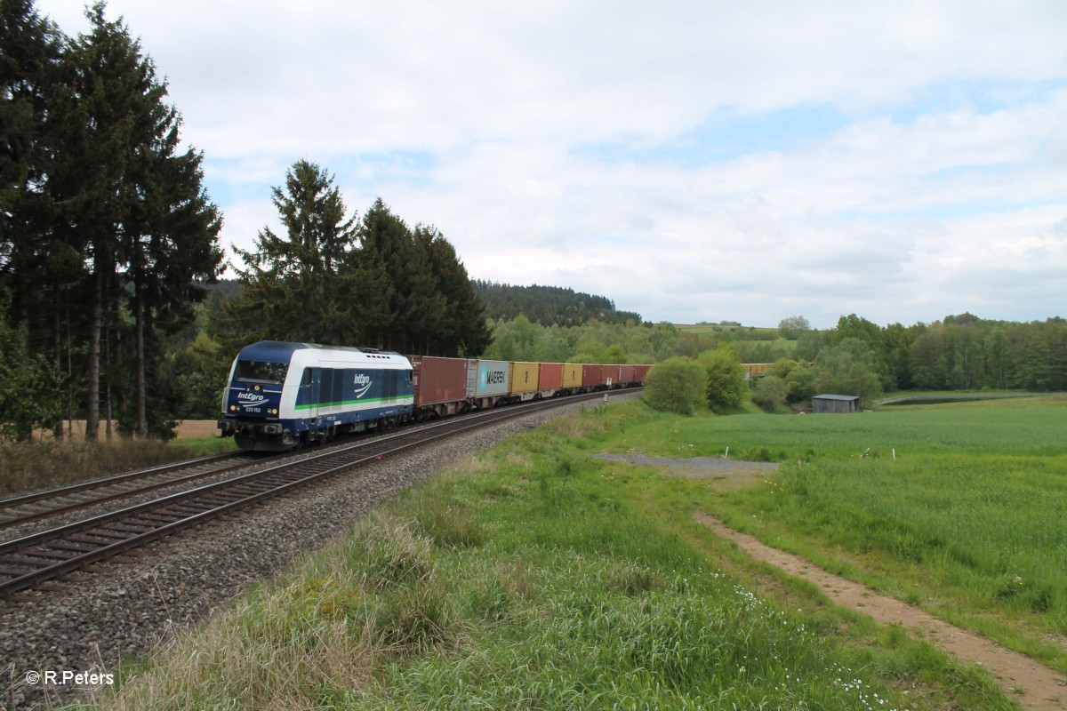 223 152 mit dem Containerzug Hamburg - Wiesau bei Legenfeld. 15.05.14