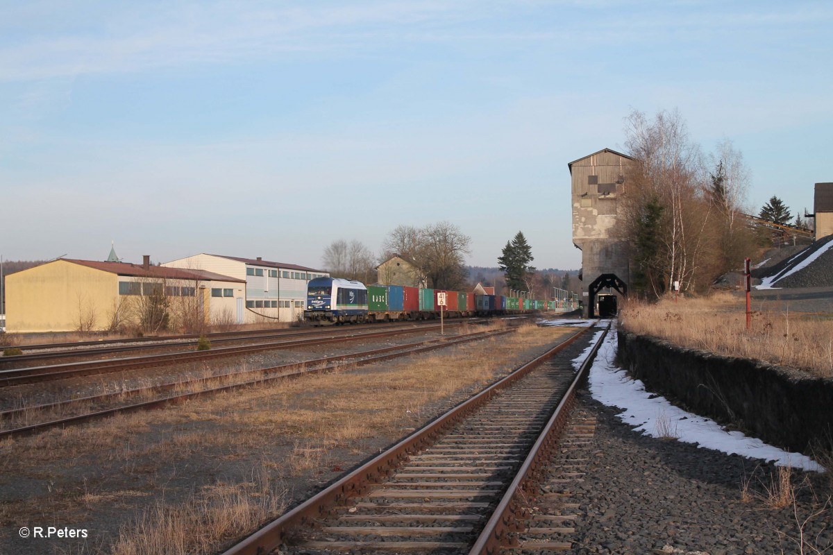 223 152 mit dem Containerzug Wiesau - Hamburg in Pechbrunn. 07.03.15