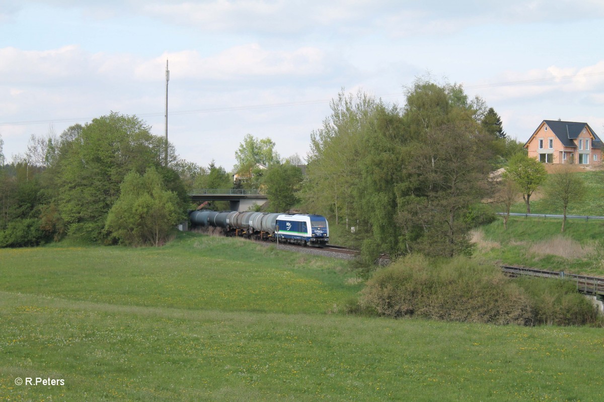 223 152 mit Kesselzug fürs Tanklager Hauer in Weiden bei Escheldorf kurz vor Reuth bei Erbendorf. 04.05.14