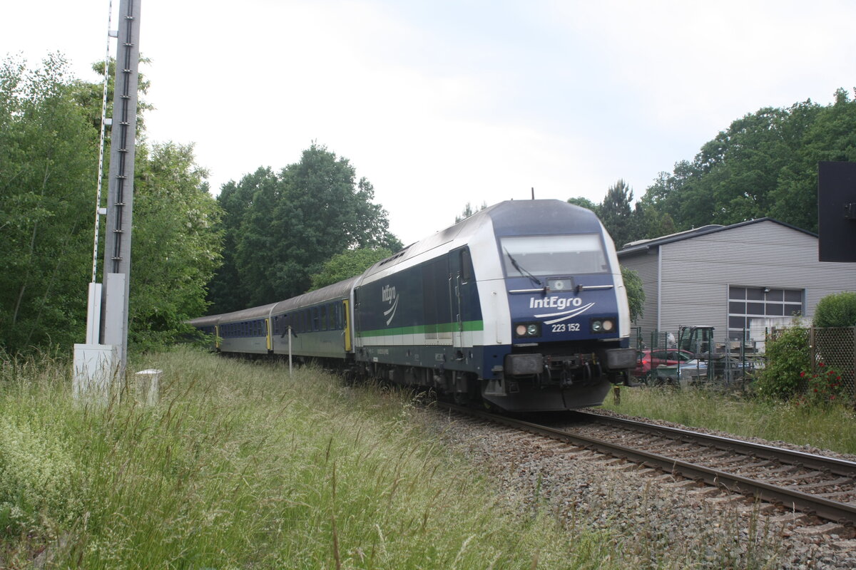 223 152 verlässt den Bahnhof Narsdorf in Richtung Chemnitz Hbf am 4.6.22