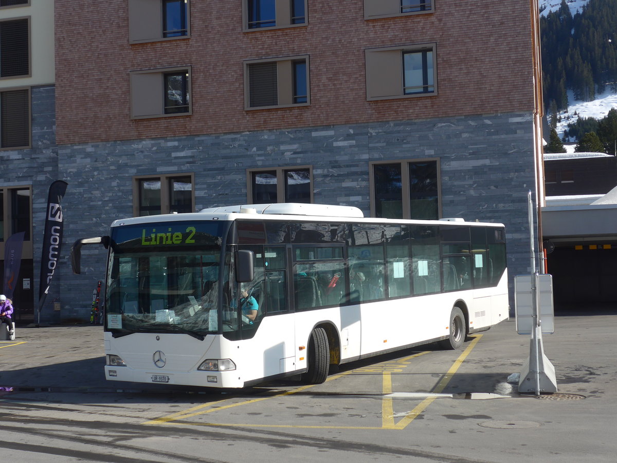 (224'546) - Andermatt-Urserntal Tourismus, Andermatt - UR 9370 - Mercedes am 28. Mrz 2021 in Andermatt, Bahnhofplatz