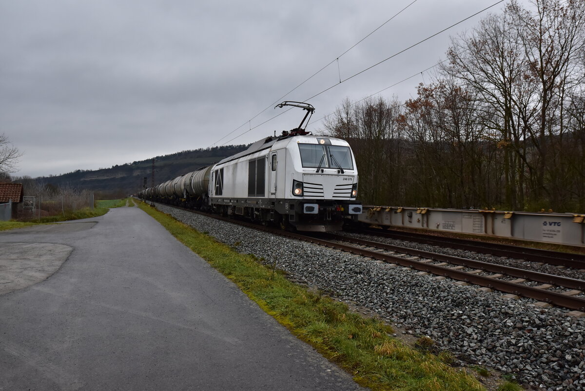2248 075 mit einem Kesselwagenzug von Retzbach-Zellingen kommend gen Würzburg fahrend in Thüngersheim am 29.11.25