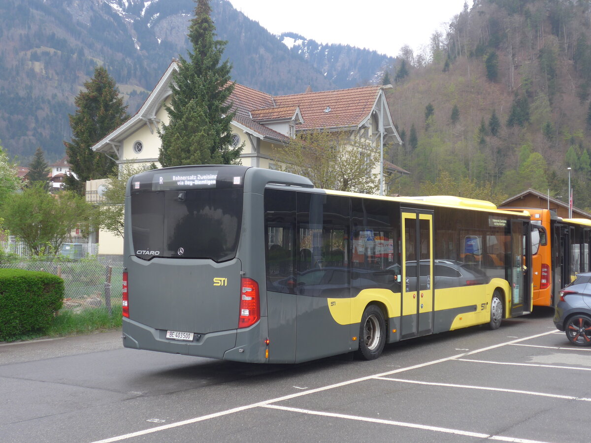 (225'252) - STI Thun - Nr. 500/BE 403'500 - Mercedes am 26. April 2021 beim Bahnhof Wimmis