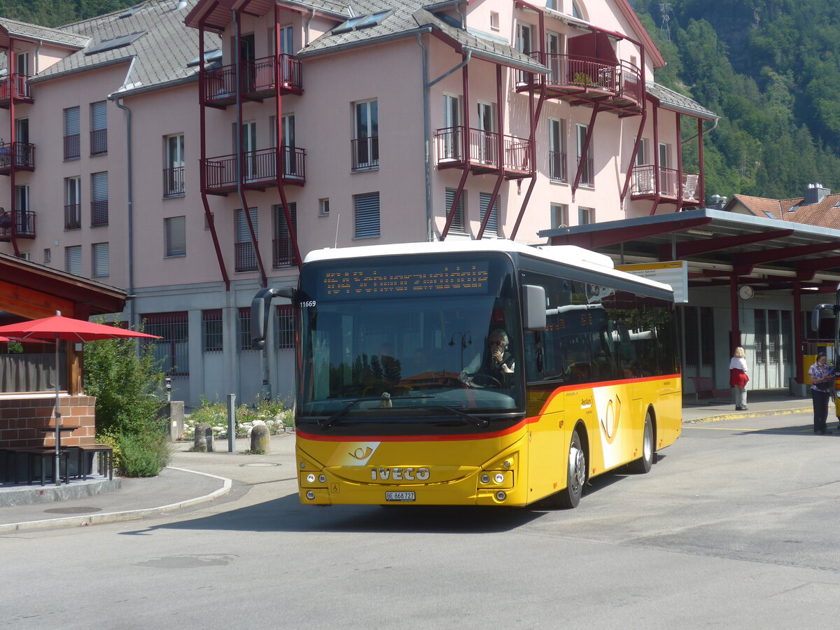 (227'455) - Flck, Brienz - Nr. 27/BE 868'727 - Iveco am 21. August 2021 in Meiringen, Postautostation