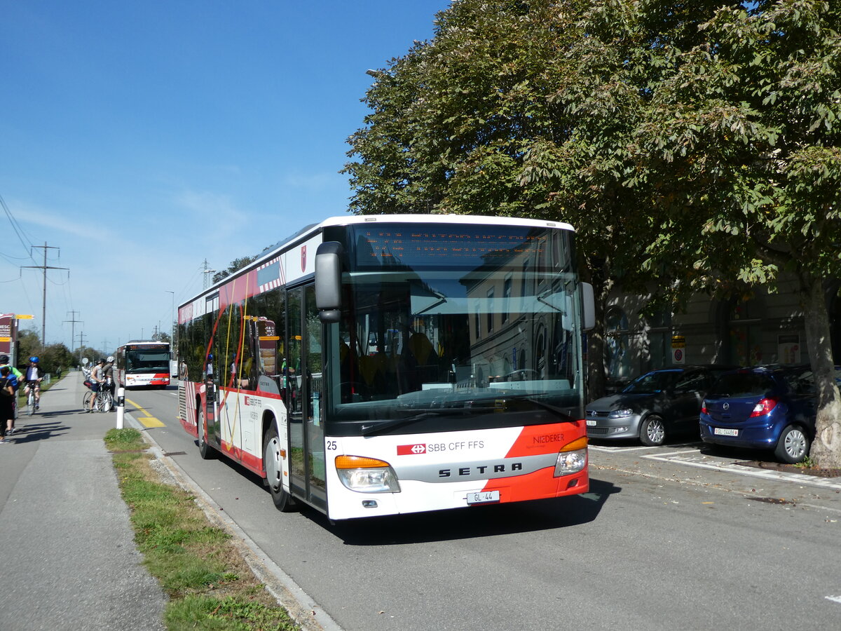 (228'582) - Niederer, Filzbach - Nr. 25/GL 44 - Setra am 2. Oktober 2021 beim Bahnhof Ziegelbrcke