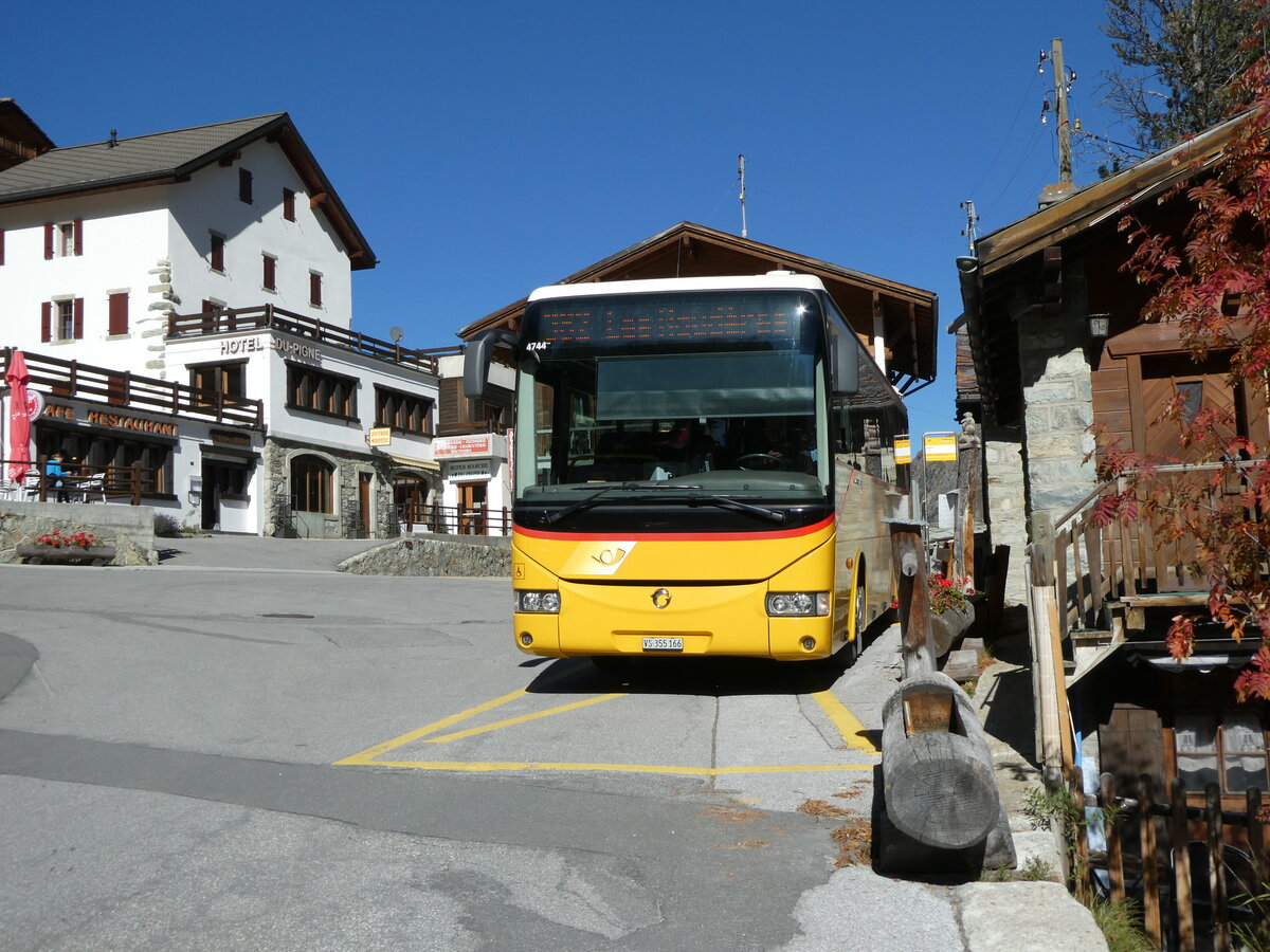 (228'780) - PostAuto Wallis - Nr. 4/VS 355'166 - Irisbus am 10. Oktober 2021 in Arolla, Post