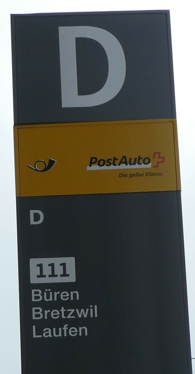 (228'942) - PostAuto-Haltestellenschild - Liestal, Bahnhof - am 12. Oktober 2021