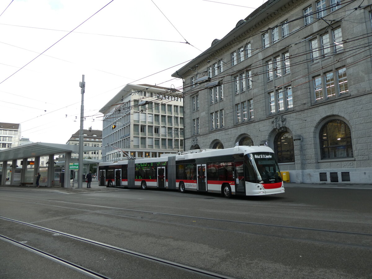 (229'061) - St. Gallerbus, St. Gallen - Nr. 141 - Hess/Hess Doppelgelenktrolleybus am 13. Oktober 2021 beim Bahnhof St. Gallen