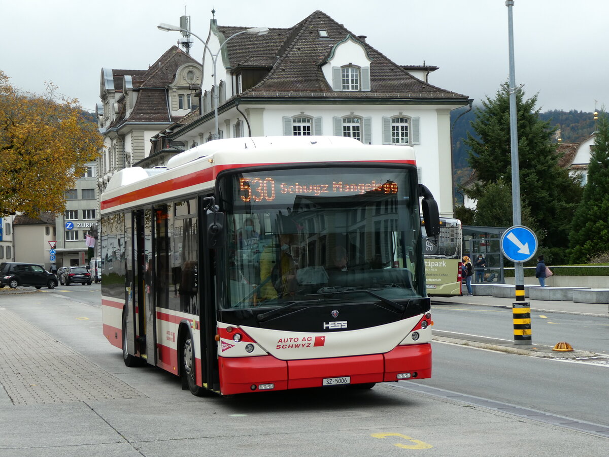 (229'627) - AAGS Schwyz - Nr. 6/SZ 5006 - Scania/Hess am 22. Oktober 2021 in Schwyz, Zentrum