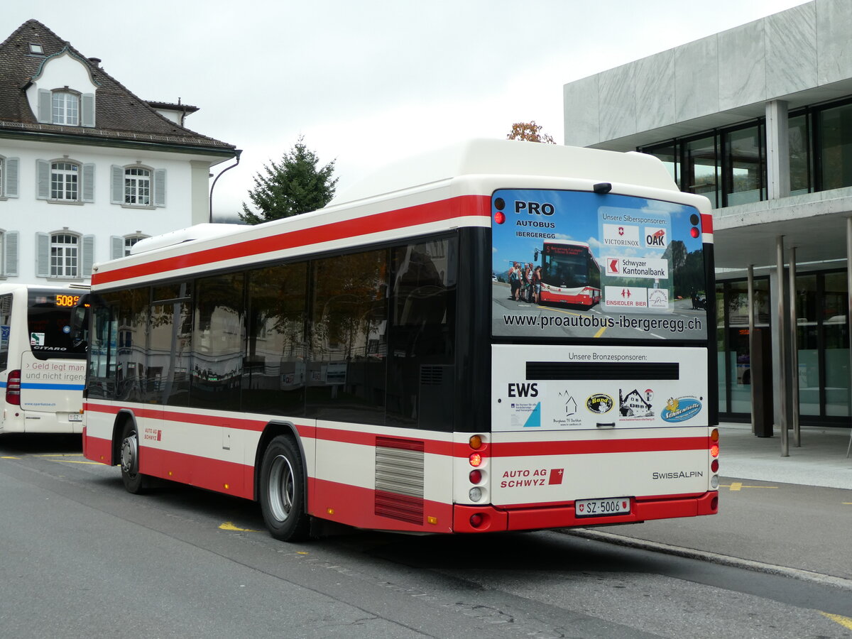 (229'639) - AAGS Schwyz - Nr. 6/SZ 5006 - Scania/Hess am 22. Oktober 2021 in Schwyz, Zentrum