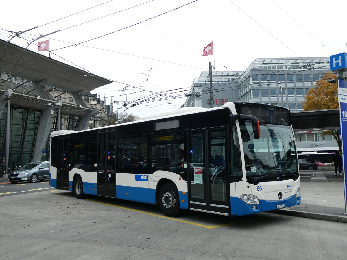 (229'927) - VBL Luzern - Nr. 86/LU 240'308 - Mercedes am 30. Oktober 2021 beim Bahnhof Luzern