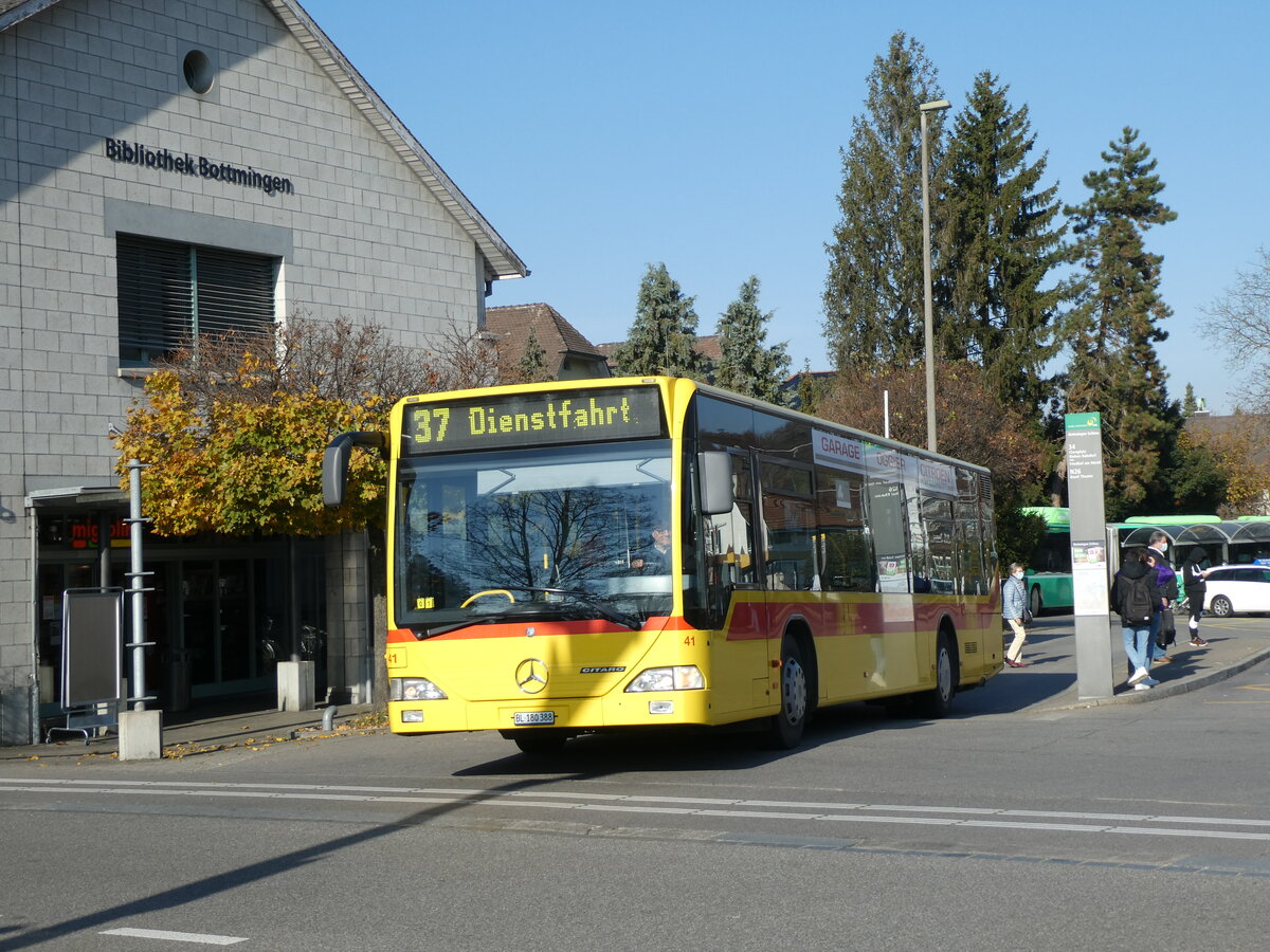 (230'240) - BLT Oberwil - Nr. 41/BL 180'388 - Mercedes am 9. November 2021 in Bottmingen, Schloss