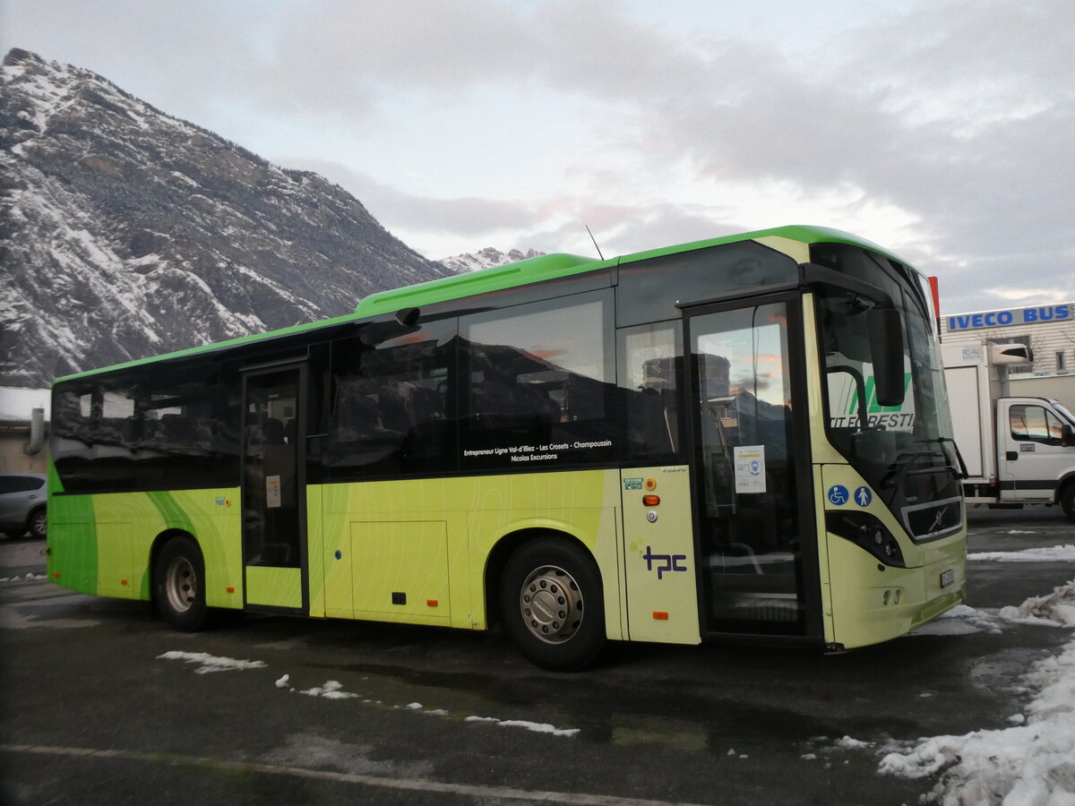 (231'203) - Nicolas, Val-d'Illiez - VS 47'983 - Volvo am 12. Dezember 2021 in Saxon, Volvo