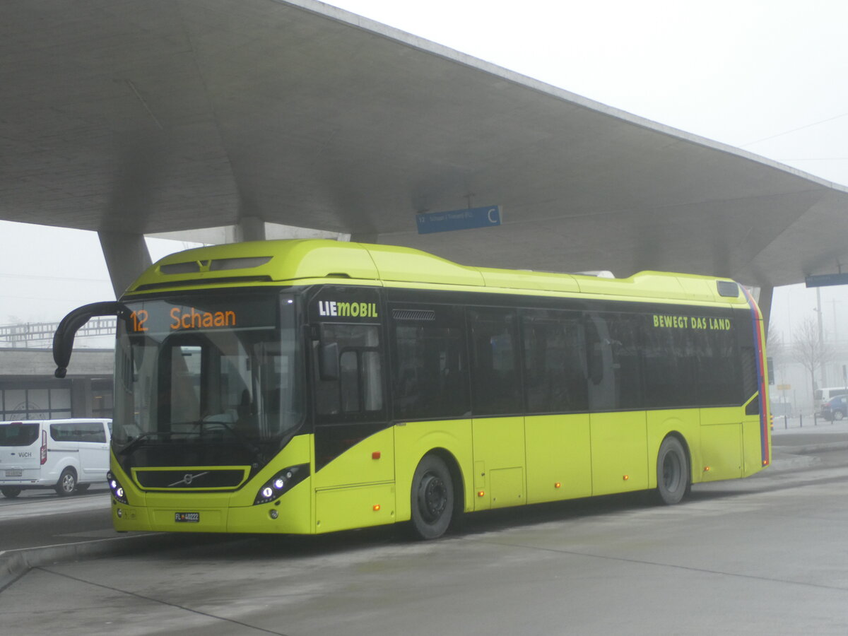 (231'304) - Aus Liechtenstein: BOS PS Anstalt, Vaduz - Nr. 555/FL 40'222 - Volvo (ex PLA Vaduz Nr. 90) am 15. Dezember 2021 beim Bahnhof Buchs