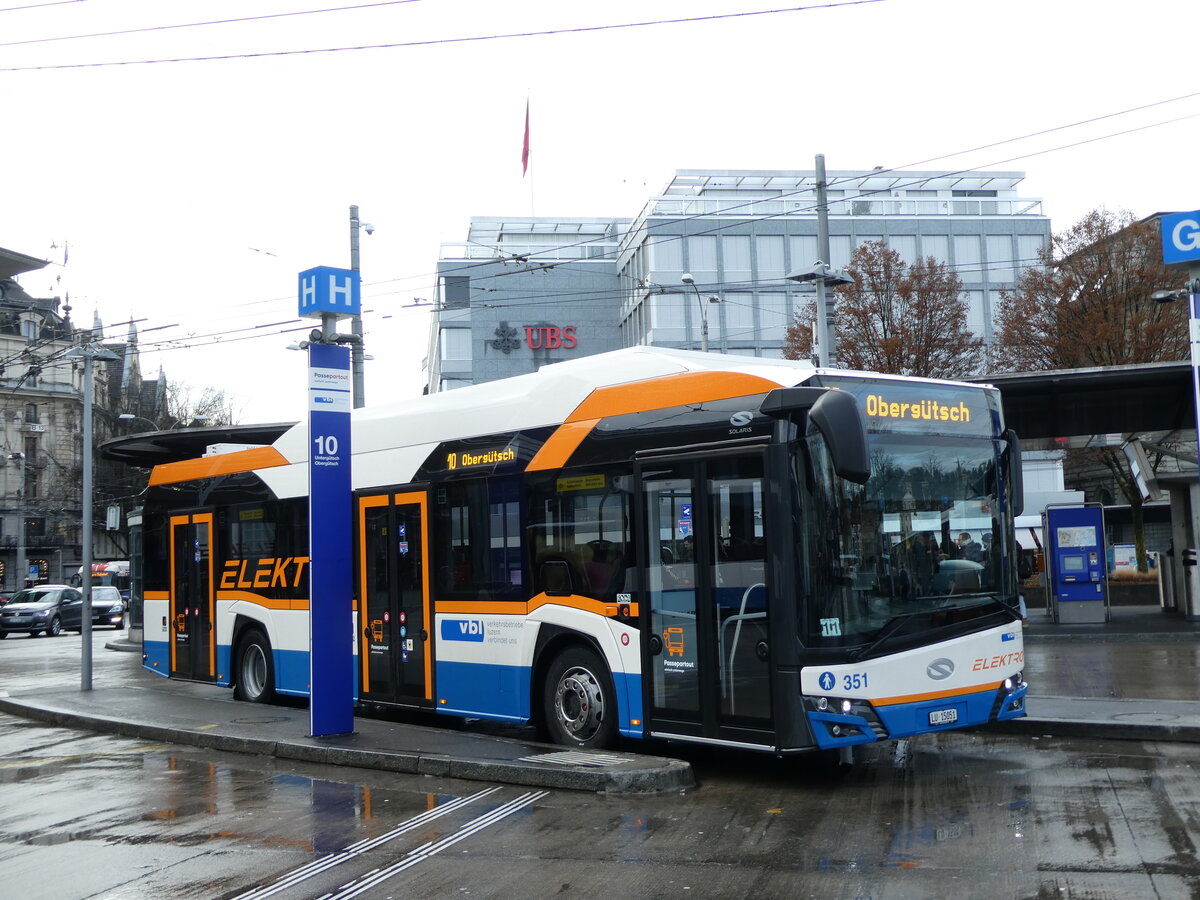 (231'586) - VBL Luzern - Nr. 351/LU 15'051 - Solaris am 26. Dezember 2021 beim Bahnhof Luzern