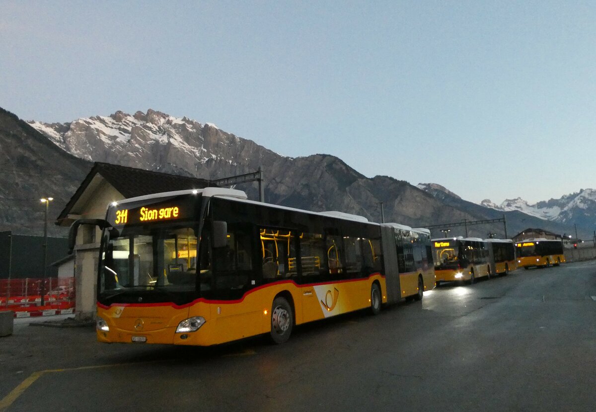 (231'604) - PostAuto Wallis - Nr. 66/VS 12'670 - Mercedes am 1. Januar 2022 beim Bahnhof Riddes