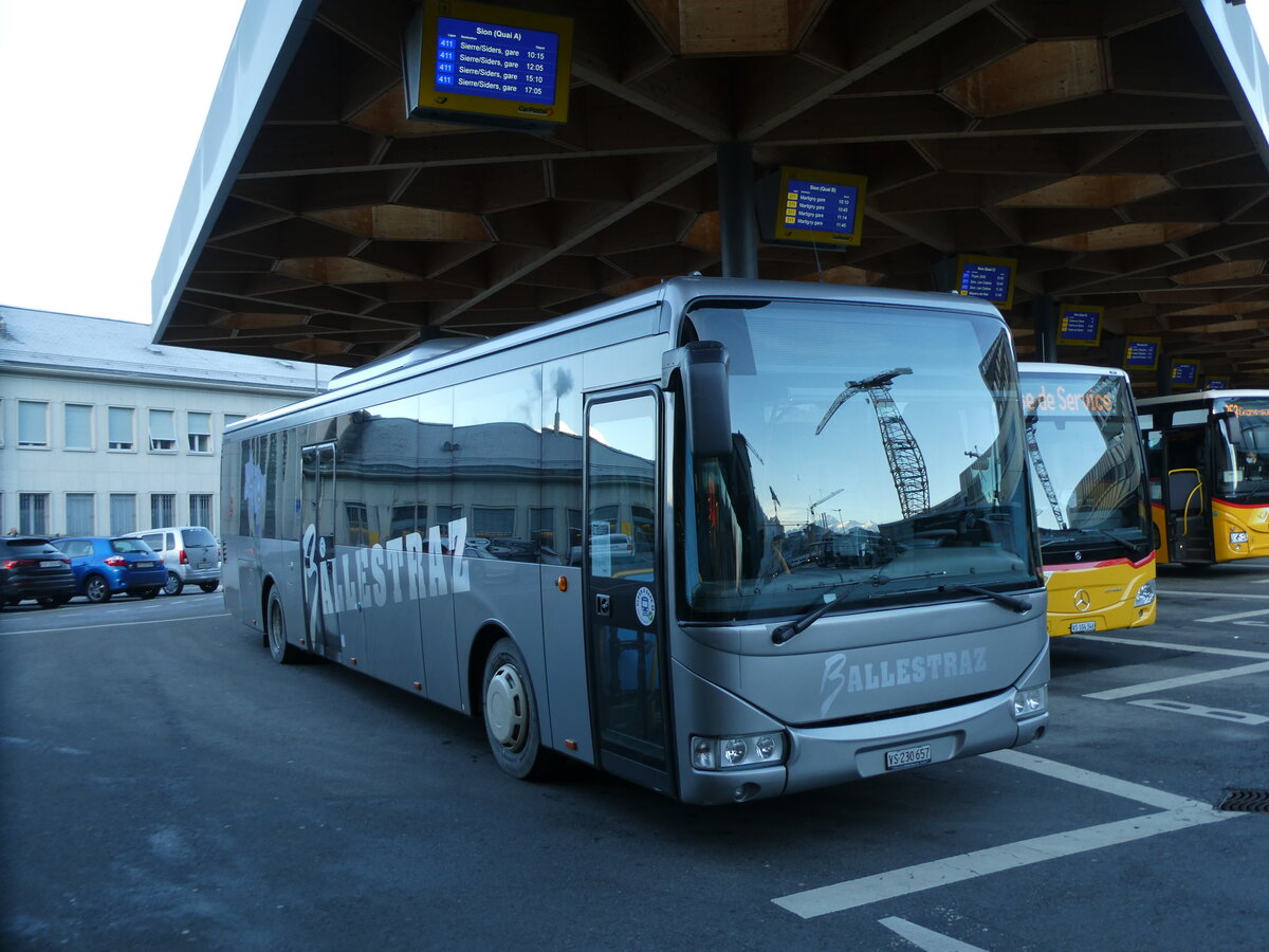 (231'619) - Ballestraz, Grne - VS 230'657 - Irisbus am 1. Januar 2022 beim Bahnhof Sion