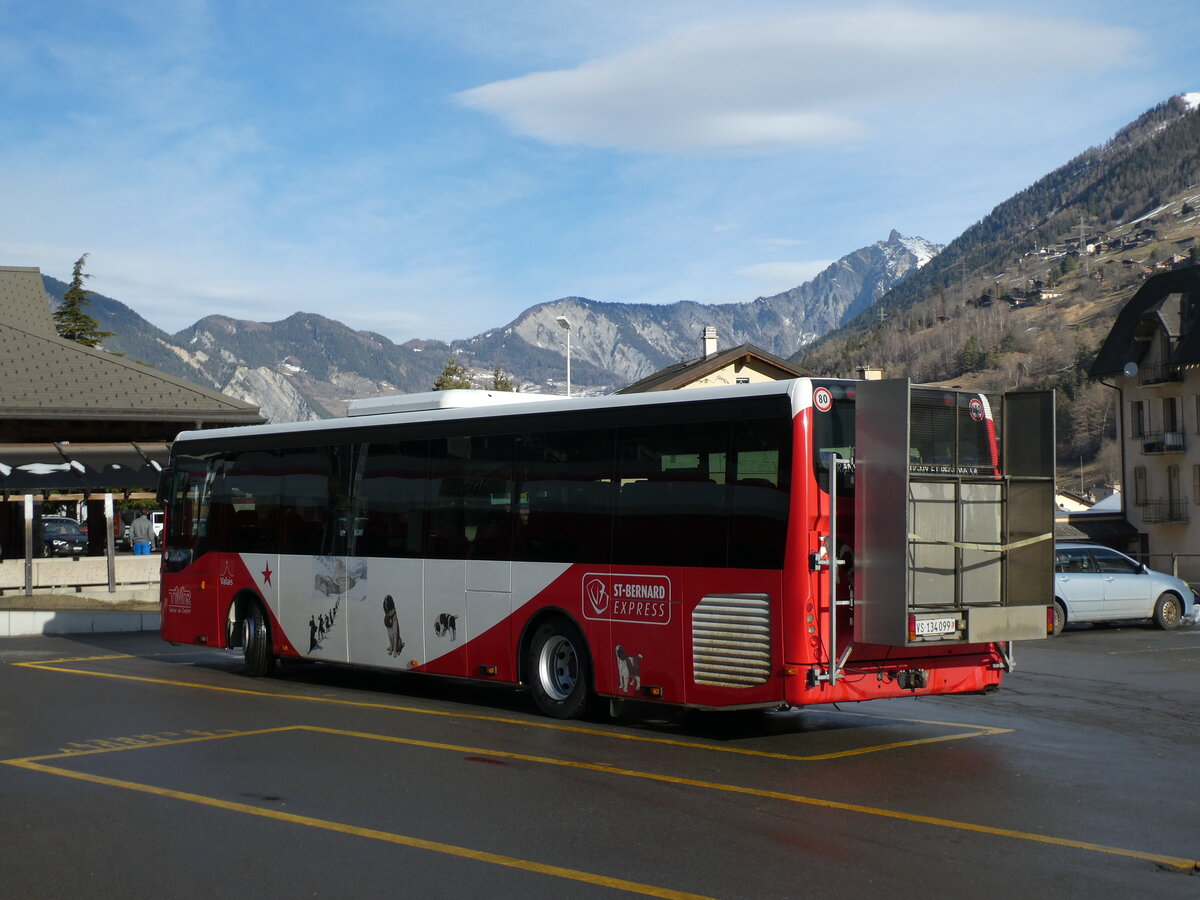 (231'730) - TMR Martigny - Nr. 17/VS 134'099 - Irisbus am 2. Januar 2022 beim Bahnhof Orsires