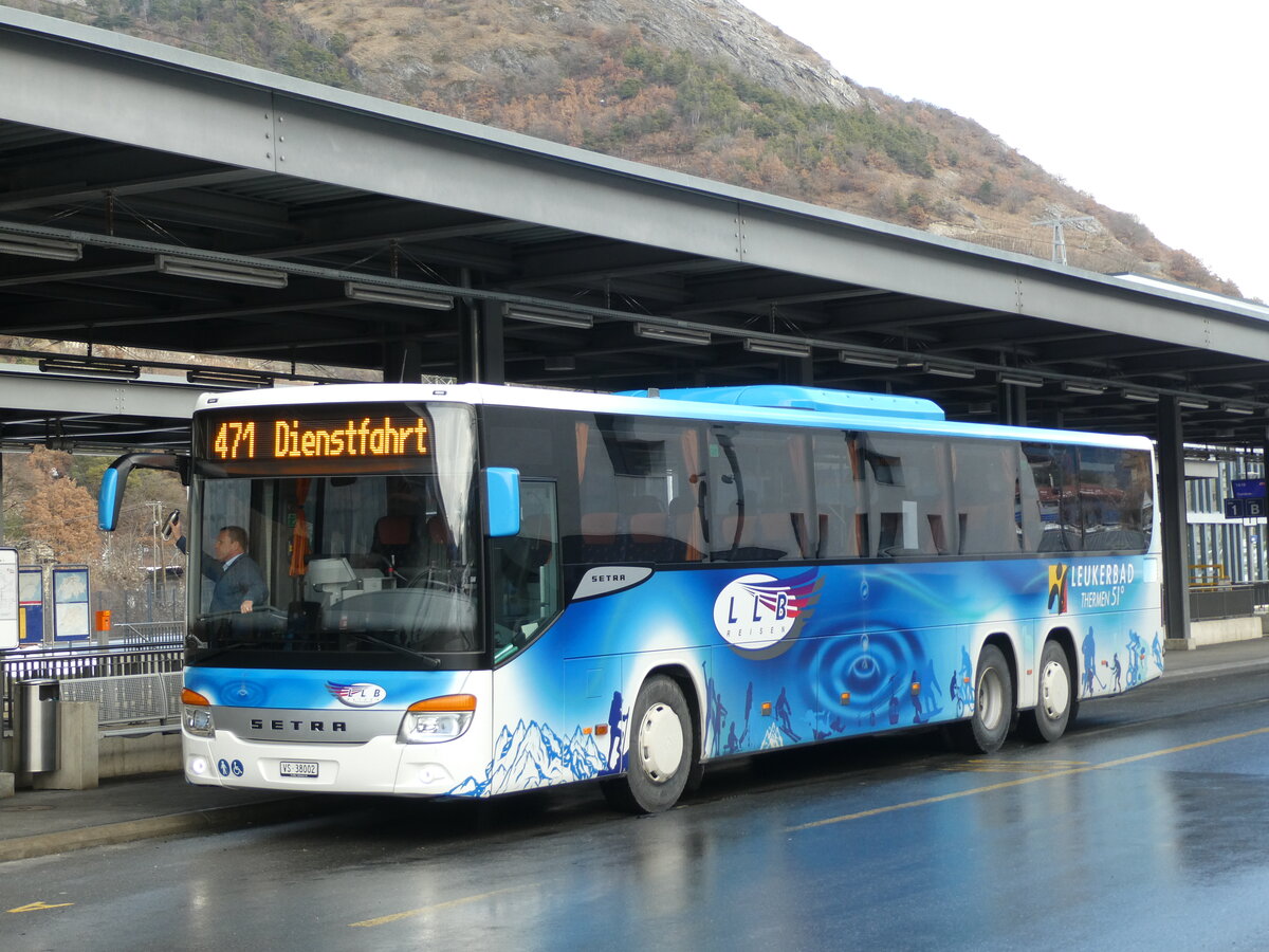 (231'750) - LLB Susten - Nr. 2/VS 38'002 - Setra am 2. Januar 2022 beim Bahnhof Leuk