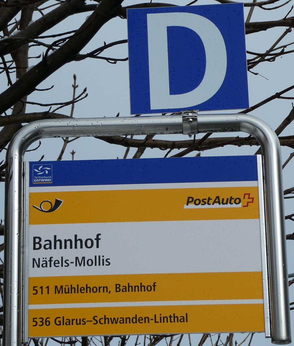 (231'970) - PostAuto-Haltestellenschild - Nfels-Mollis, Bahnhof - am 10. Januar 2022