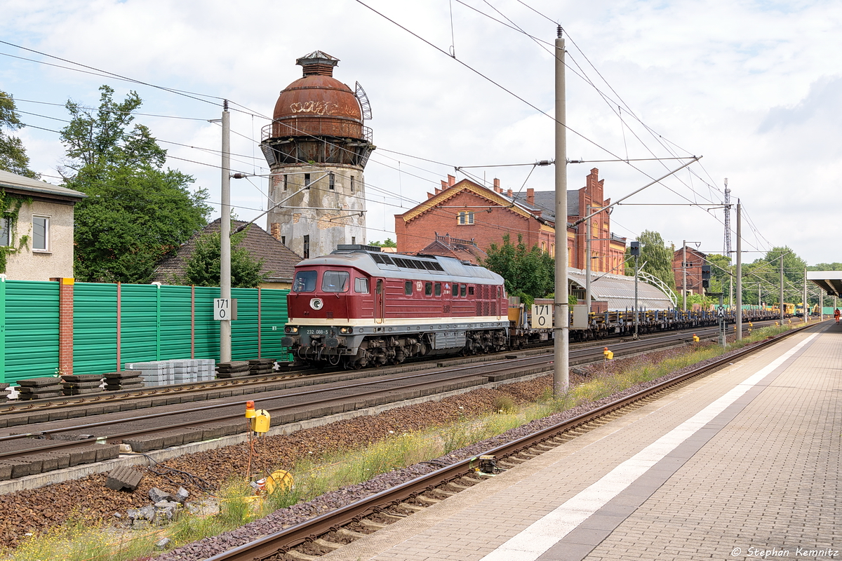 232 088-5 EfW-Verkehrsgesellschaft mbH mit einem alt Schienentransportzug in Rathenow und fuhr weiter in Richtung Stendal. 08.07.2017