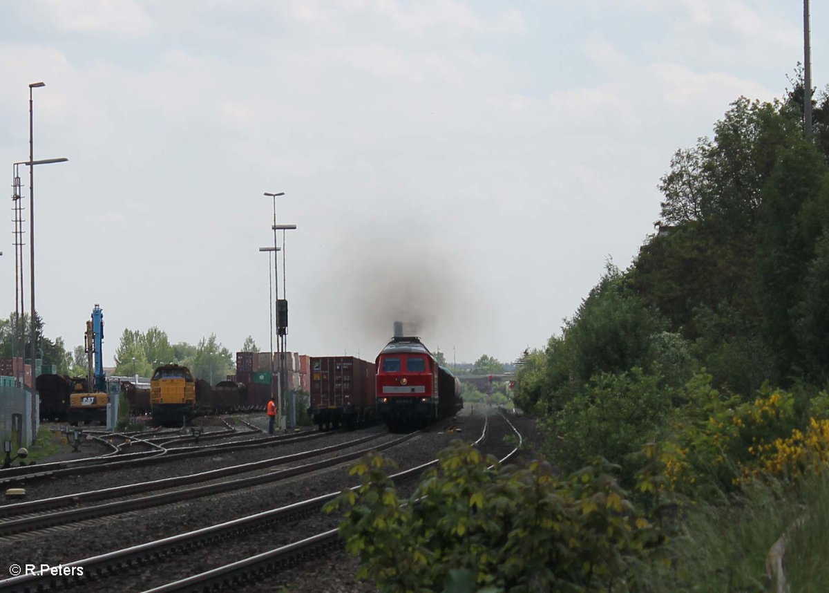 232 093-5 zieht eilig durch Wiesau mit dem 51723 NNR - LE Frankenwald Umleiter. 26.05.16