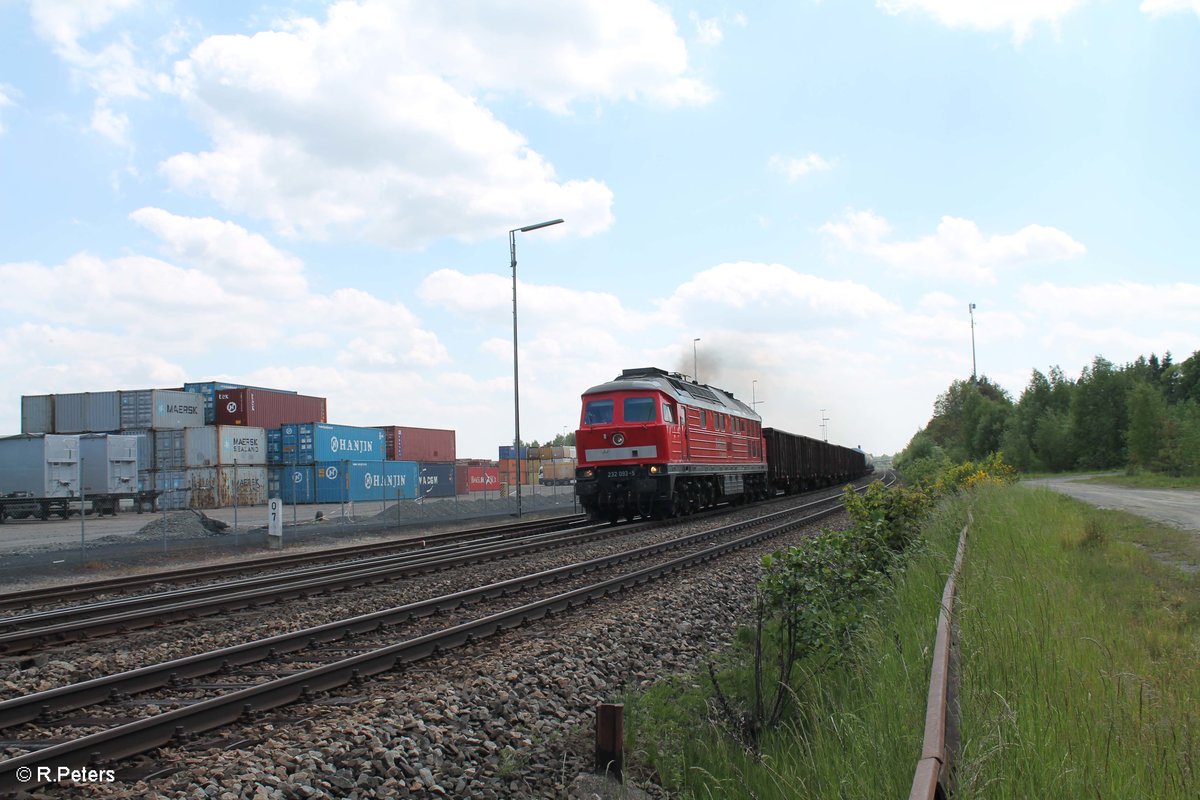 232 093-5 zieht eilig durch Wiesau mit dem 51723 NNR - LE Frankenwald Umleiter. 26.05.16