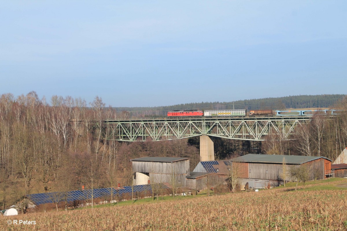 232 209-7 überquert mit dem Frankenwald-Umleiter 51723 NNR - LLE das Viadukt bei Unterthölau. 07.02.16