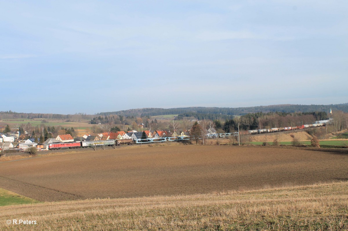 232 209-7 zieht zwischen Pechbrunn und Großschlattengrün den Frankenwald-Umleiter 51723 Nürnberg - Leipzig. 07.02.16