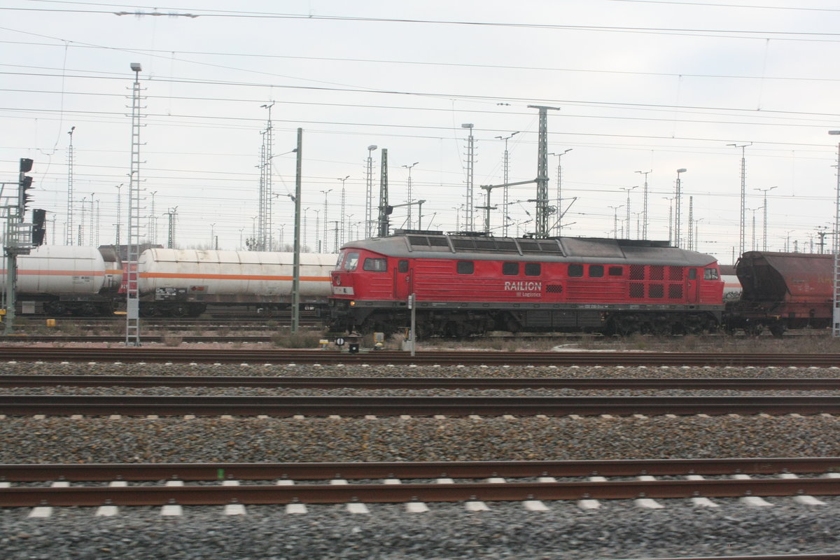 232 230 wartet mit einem Gterzug auf die Weiterfahrt im Gterbahnhof Halle/Saale am 23.1.20