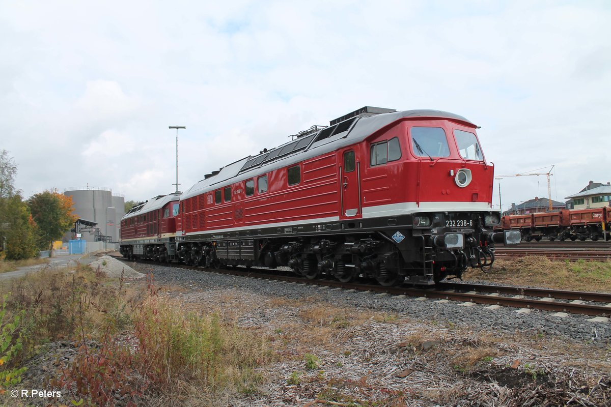 232 238 und 132 158 haben am morgens ein Kesselzug nach Marktredwitz gebracht, wärend das Lokpersonal sich ausruhe für die Rückleistung blieb Zeit für Portraiaufnahmen. 11.10.16