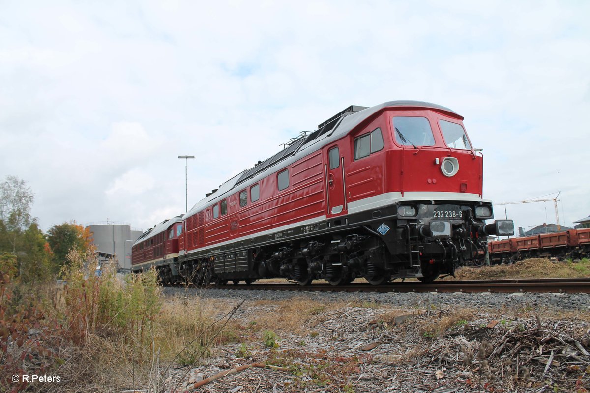 232 238 und 132 158 haben am morgens ein Kesselzug nach Marktredwitz gebracht, wärend das Lokpersonal sich ausruhe für die Rückleistung blieb Zeit für Portraiaufnahmen. 11.10.16