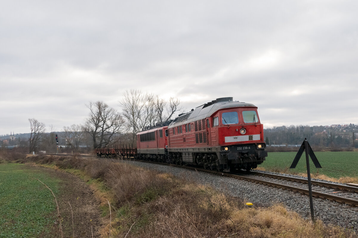 232 239 (EBS) zog am 15.12.2021 155 046 (FWK) und zwei Flachwagen mit anstehender Hauptuntersuchung, bzw. Revision nach Karsdorf. Hier verl�sst die illustre Fuhre Naumburg.