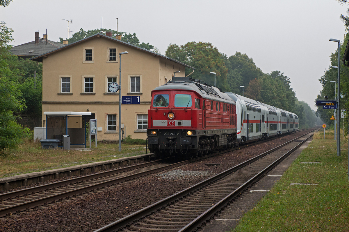 232 240-2 hatte am 17.08.15 die Aufgabe, eine Garnitur IC-Doppelstockwagen vom Bombardier-Werk in Görlitz nach Dresden zu befördern. Mit dem Zug wurden nachher Testfahrten mit der ebenfalls in IC-Farben lackierten BR 146.1 auf der Tharandter Rampe durchgeführt.