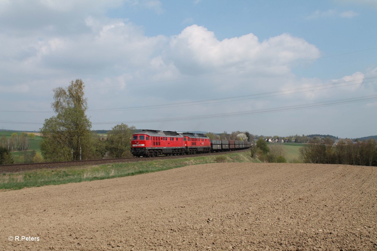 232 330-1 und 232 618-9 mit dem 47396 Kokszug Cheb - Nürnberg beim Viadukt Seußen. 13.04.14