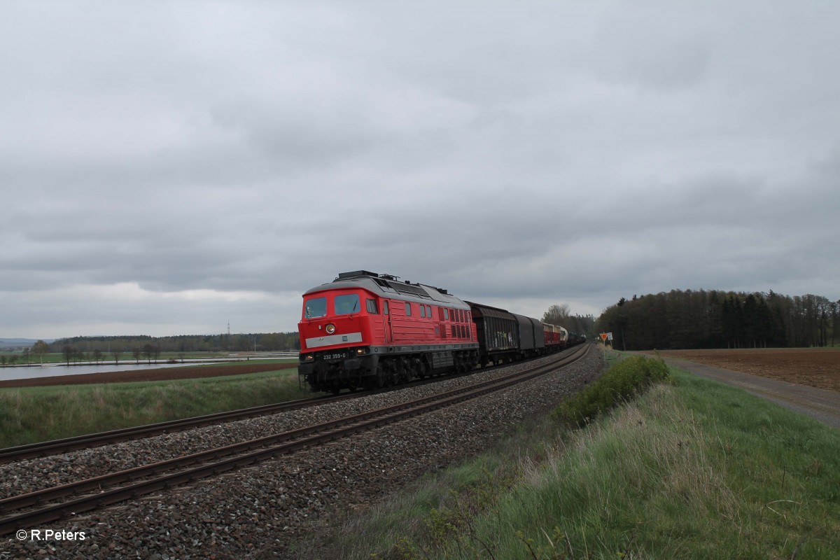 232 369-0 zieht bei Oberteich den 51744 Nürnberg - Leipzig Engelsdorf Frankenwald Umleiter bei Oberteich. 15.04.14