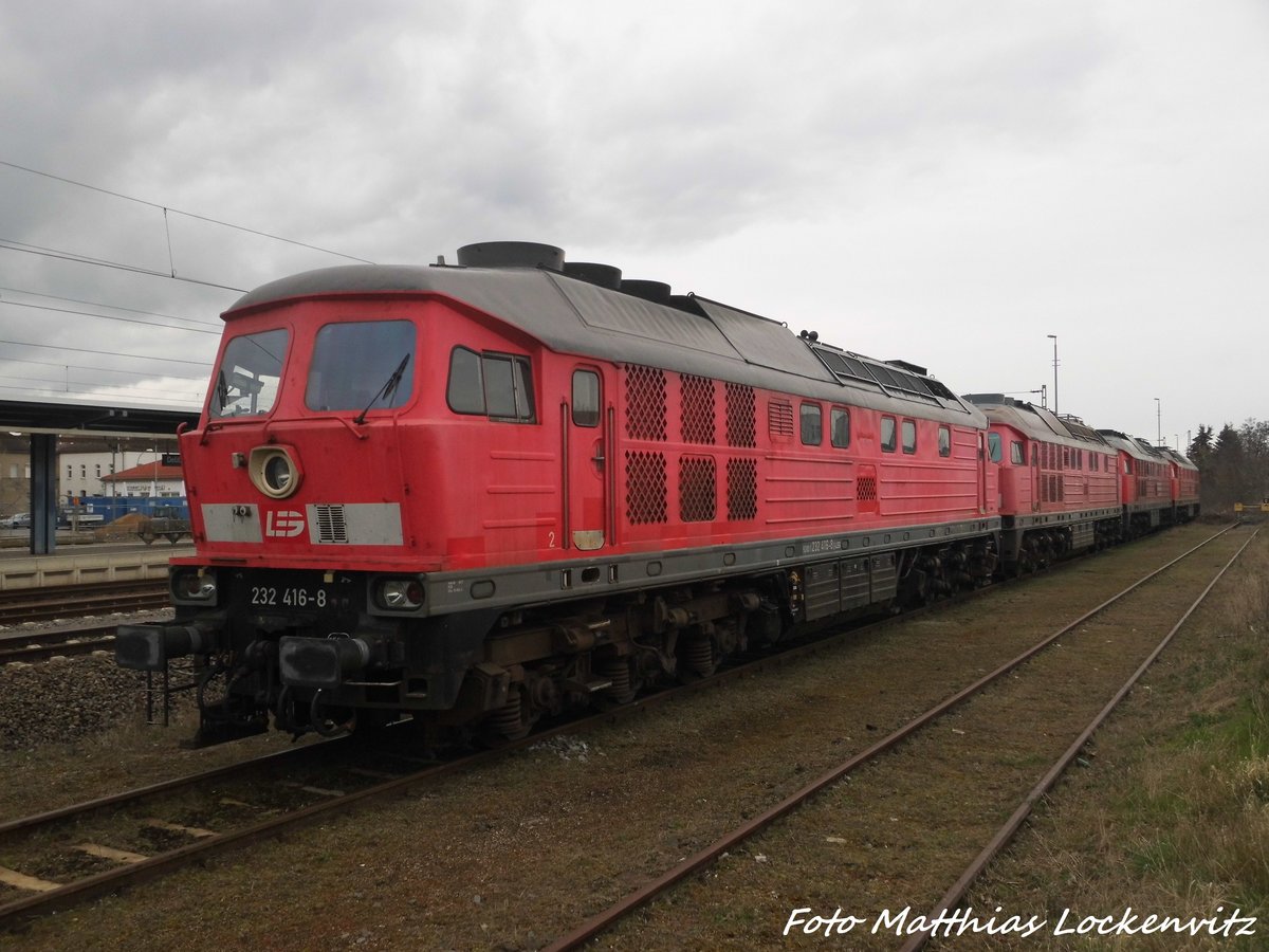 232 416 der LEG und dahinter die ausschlachtungsfahrzeuge 232 701, 232 561 und 232 229 in Delitzsch am 30.3.16