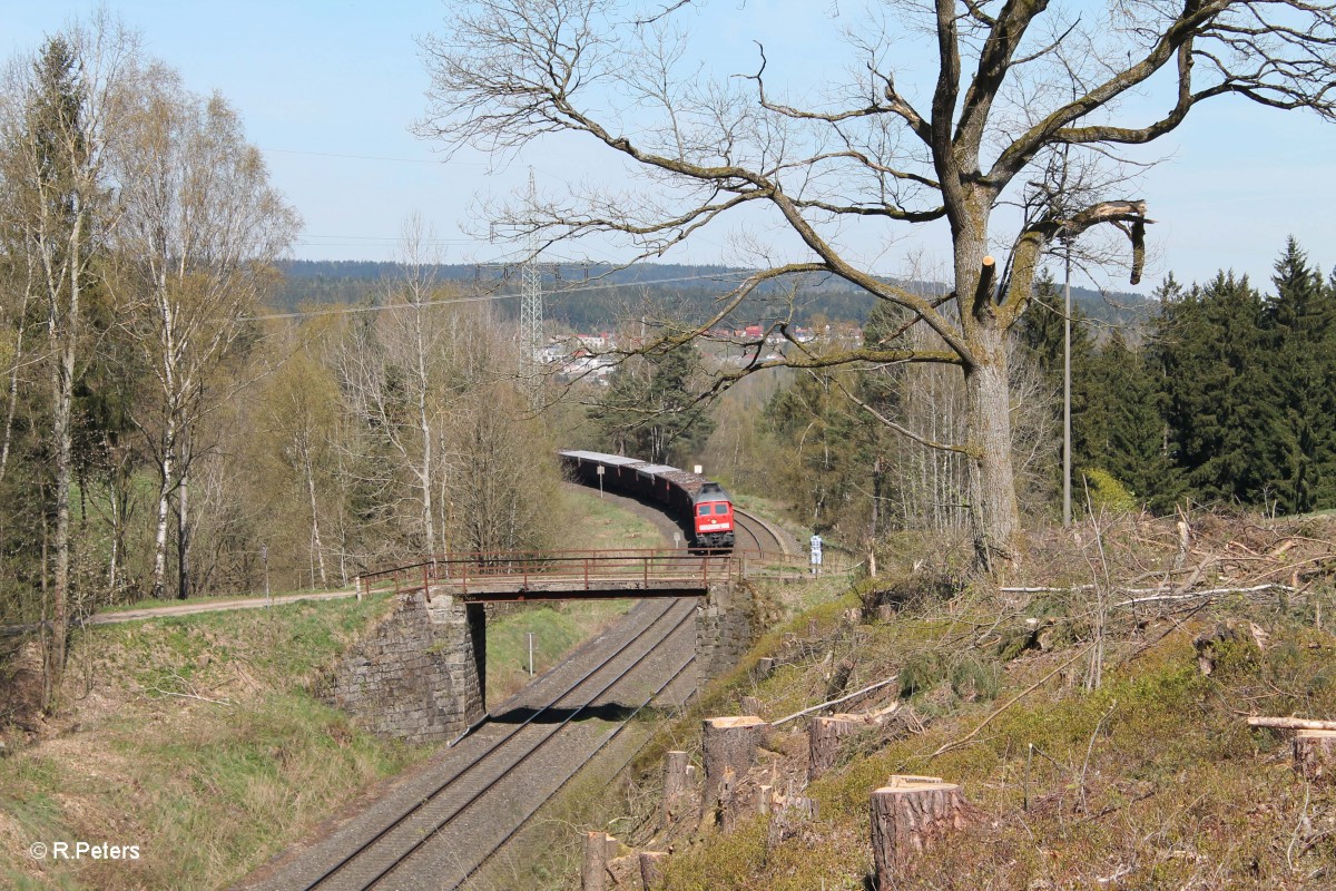 232 426 zieht den 49350 Cheb - Kehl Schrottzug bei Rithlasreuth. 17.04.14