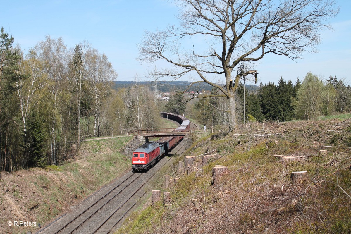 232 426 zieht den 49350 Cheb - Kehl Schrottzug bei Rithlasreuth. 17.04.14