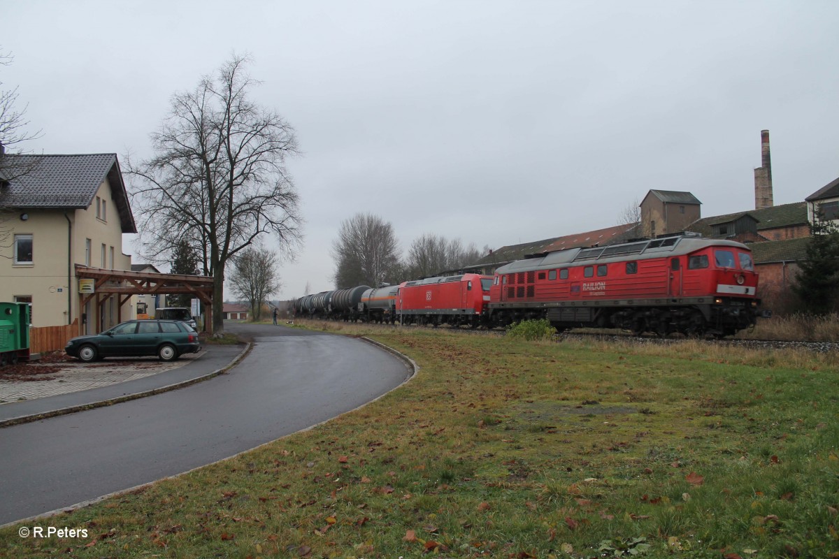 232 534 und 185 063 mit dem Frankenwald Umleiter 51748 bei der Einfahrt in Wiesau. 06.12.14