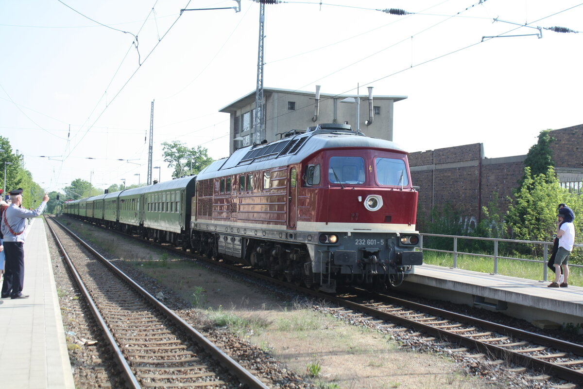 232 601 der WFL mit 243 005 am zugschluss im Bahnhof Ortrand am 14.5.22