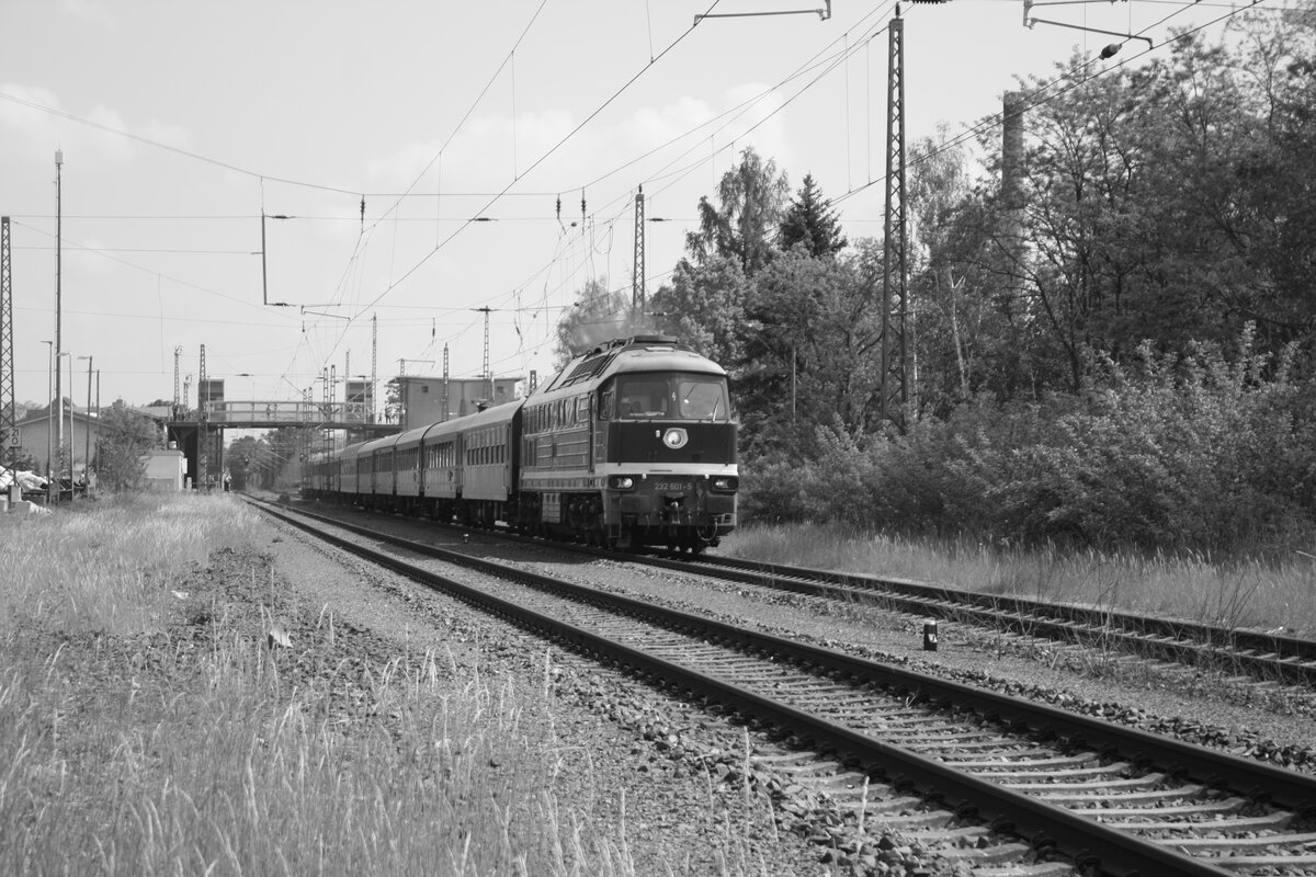 232 601 der WFL mit 243 005 verlsst den Bahnhof Ortrand in Richtung Groenhain am 14.5.22