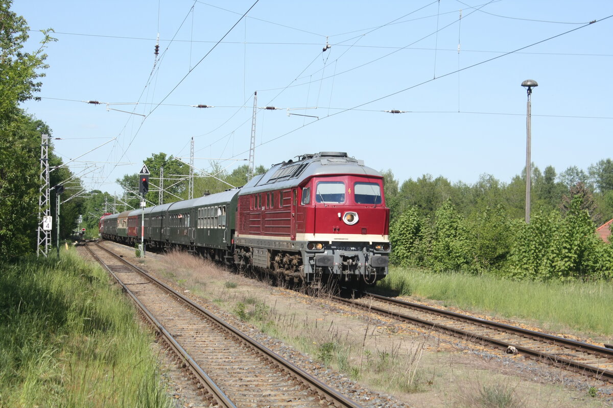 232 601 der WFL mit 243 005 bei der Einfahrt in den Bahnhof Ortrand am 15.5.22