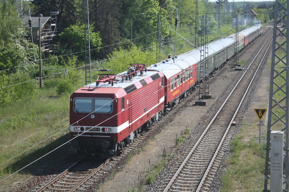 232 601 der WFL mit 243 005 verlassen den Bahnhof Ortrand in Richtung Groenhain am 15.5.22