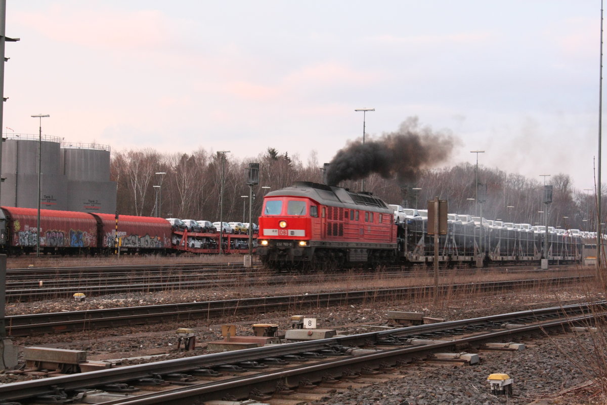 232 703 verlsst mit einem Autozug den Bahnhof Marktredwitz in Richtung Nrnberg am 22.3.21