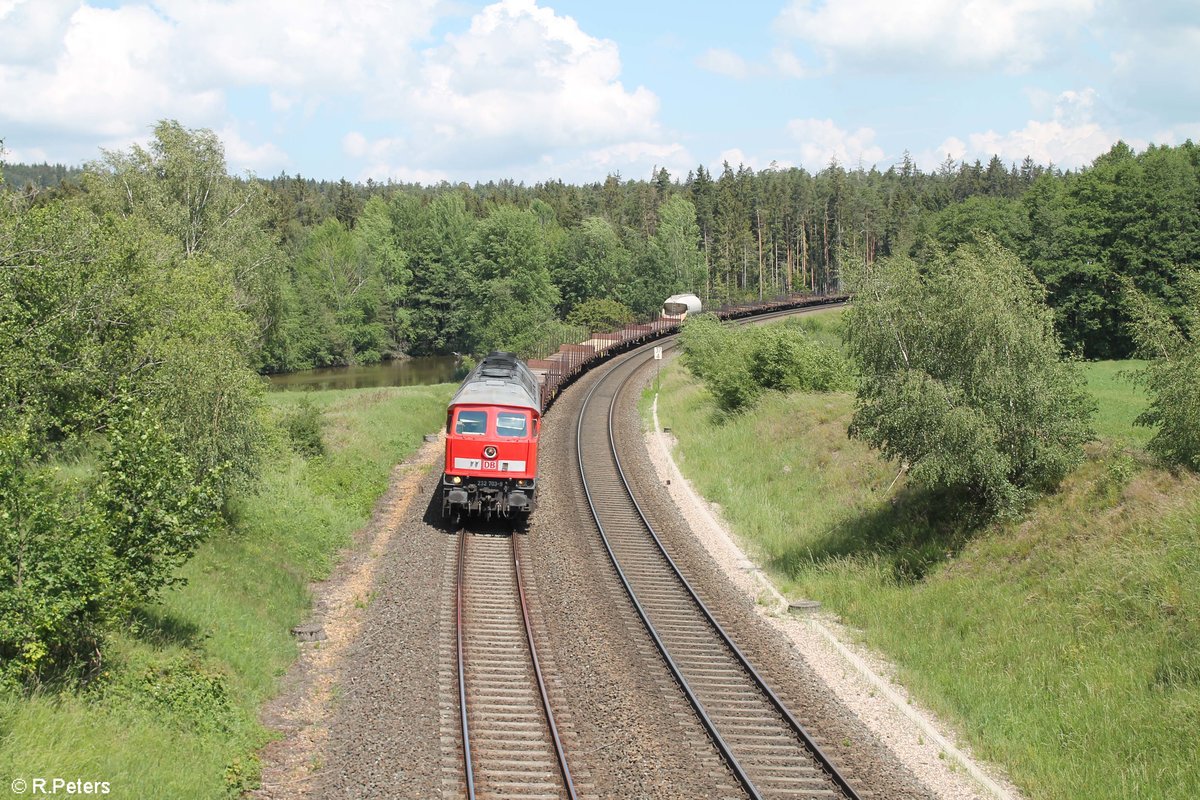 232 703 zieht mit dem Umleiter 51612 Leipzig - Nürnberg bei Oberteich vorbei. 13.06.20